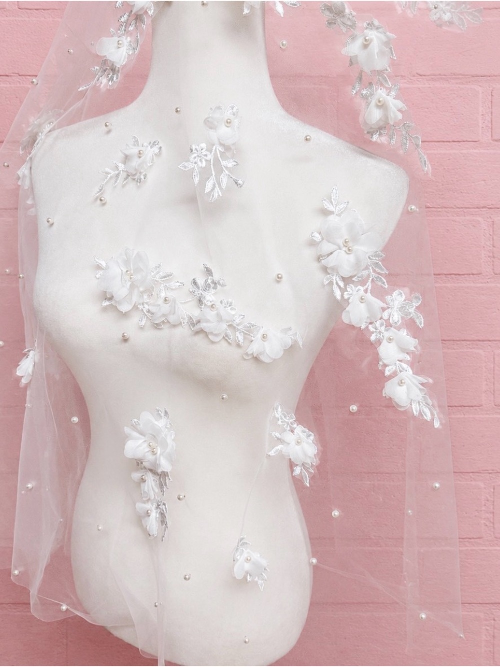 Elegant 3-D Floral Pearl Wedding Veil - Picture 9 of 9